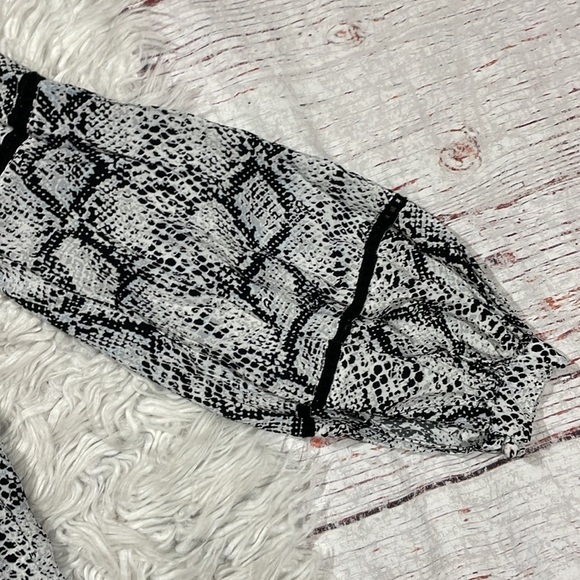 Bl^nk London Anthropologie White Black Python Snake Blouse - Picture 9 of 10